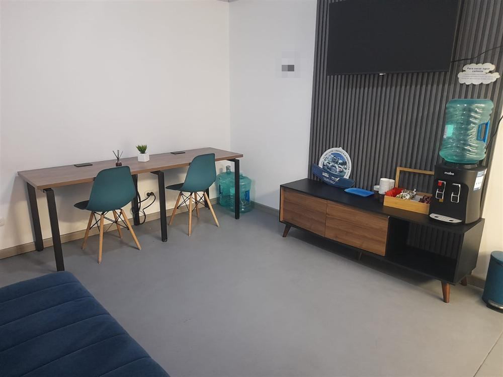 Zona de coworking con wifi y sala de clientes en GIA Prado Spring