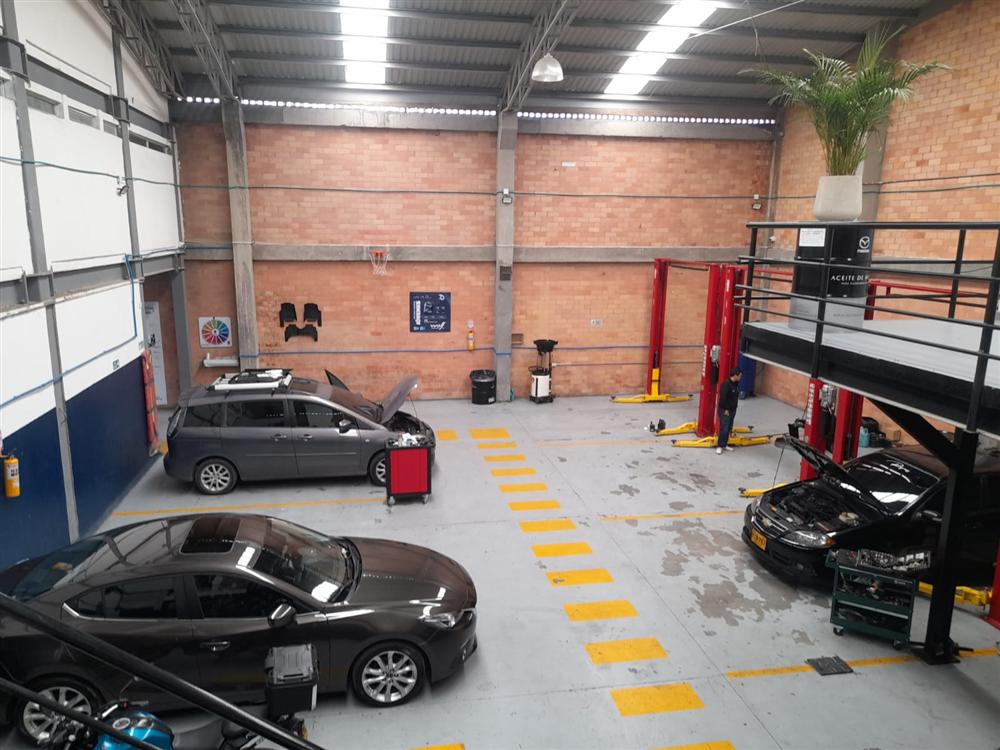 Taller Mazda de GIA en Prado Spring, norte de Bogotá: nave amplia con elevadores rojos