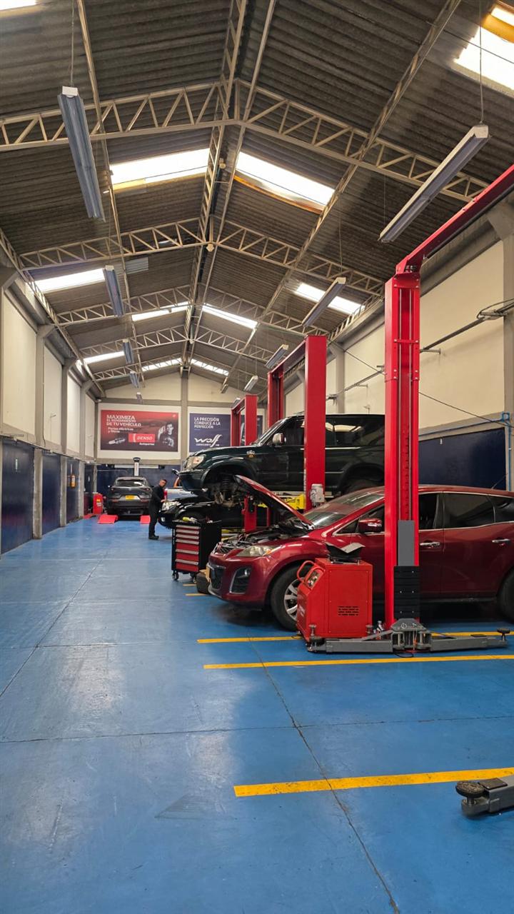 Taller Toyota de GIA en Las Ferias, Bogotá: elevadores rojos y piso azul